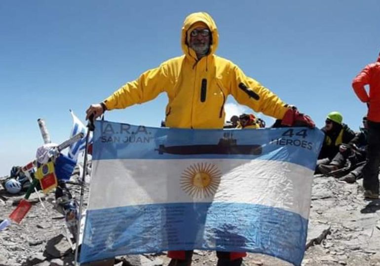 Tibaldi en el Aconcagua, con la bandera que ahora lleva en su nueva travesía, por el frío extremo de la Patagonia. Tibaldi en el Aconcagua, con la bandera que ahora lleva en su nueva travesía, por el frío extremo de la Patagonia.