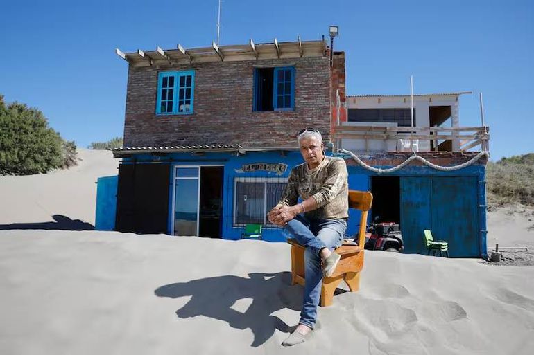 Una de las cinco playas desérticas de la Patagonia es Puerto Mejillón, que tiene un único habitante