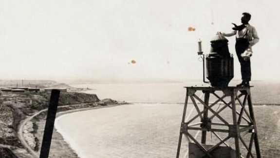 El Faro San Jorge de Comodoro Rivadavia en sus primeros tiempos, antes de que se construyera la edificación actual.