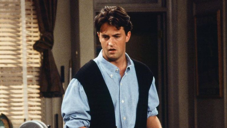 Matthew Perry, encarnando a Chandler Big, el querido personaje de la serie Friends. Matthew Perry, encarnando a Chandler Big, el querido personaje de la serie Friends.