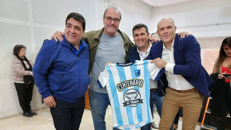 Esteban Cimolai compartió con vecinos de Centenario el acto de entrega de diplomas