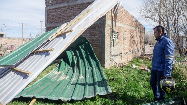 Un operario de Defensa Civil trabajando ayer en una vivienda afectada por el temporal.