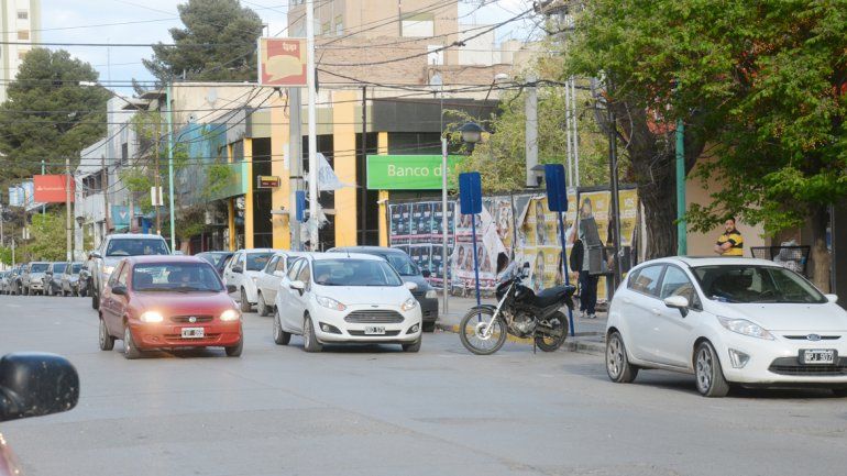 El vendedor del auto citó al joven cipoleño en la calle Juan B. Justo. Dentro del Peugeot 206 lo atacó y apareció después en la zona del Coto