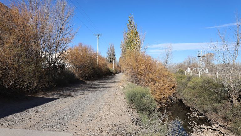 La calle rural 4N donde está el viejo edificio de Jugos del Sur SA. Hoy las petroleras alquilan las instalaciones en vez de invertir en el Parque Industria, con costos mayores. La calle rural 4N donde está el viejo edificio de Jugos del Sur SA. Hoy las petroleras alquilan las instalaciones en vez de invertir en el Parque Industria, con costos mayores.