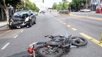 paso en rojo, choco a una moto y mato a una mujer paso en rojo, choco a una moto y mato a una mujer