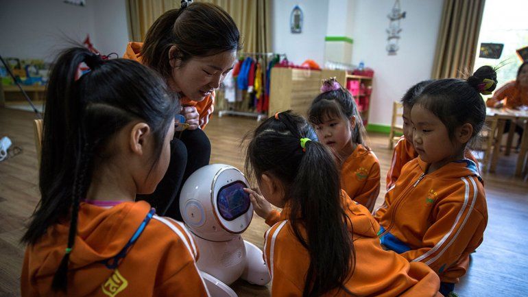 El robot es verdaderamente entrañable. Cuando los niños lo ven