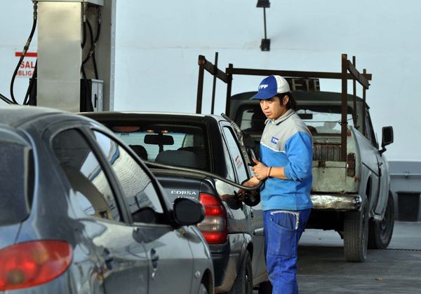 YPF pondrá un freno al precio de los combustibles