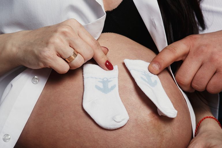 La mujer dio a luz al bebé de una desconocida luego de que le implantaran un embrión equivocado. La mujer dio a luz al bebé de una desconocida luego de que le implantaran un embrión equivocado.