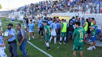 escandalo: se suspendio centenario-maronese por agresion a jugador escandalo: se suspendio centenario-maronese por agresion a jugador