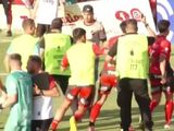 Los hinchas de Deportivo Maipú invadieron la cancha y se agarraron a piñas con sus jugadores