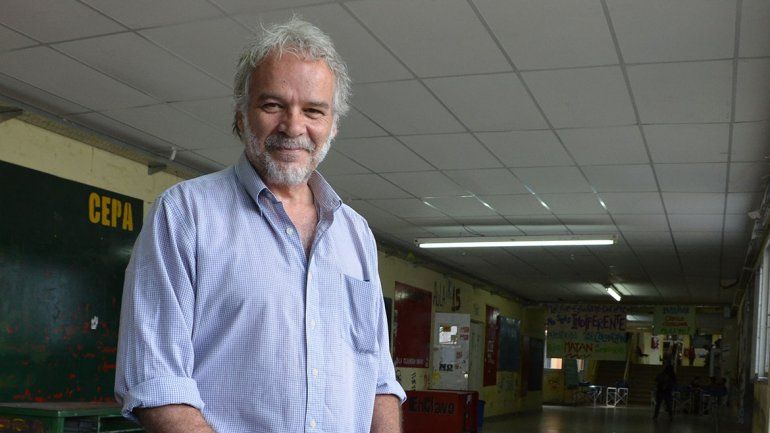 El dramaturgo que vende libros en los pasillos de la facultad