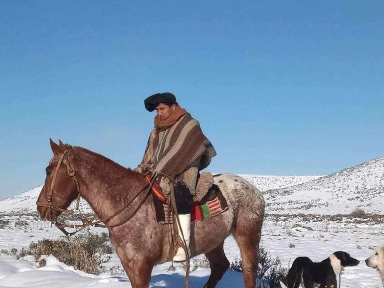 Eliseo Nahuelquir desafió la nieve y el frío para buscar a caballo a su amigo Luis Sea, el peón desaparecido en Chubut. Eliseo Nahuelquir desafió la nieve y el frío para buscar a caballo a su amigo Luis Sea, el peón desaparecido en Chubut.