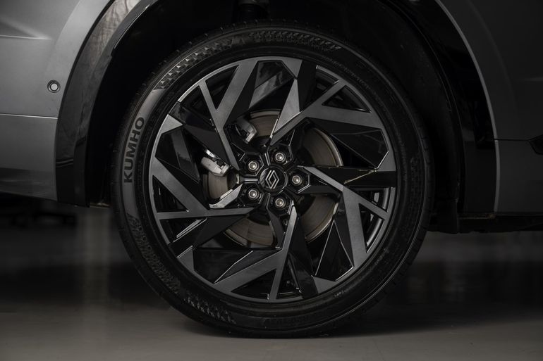 Las llantas de 20 pulgadas con diseño diamantado, una de las marcas distintivas de la versión Esprit Alpine Full Hybrid E-Tech del nuevo Koleos. Foto: Renault Las llantas de 20 pulgadas con diseño diamantado, una de las marcas distintivas de la versión Esprit Alpine Full Hybrid E-Tech del nuevo Koleos. Foto: Renault