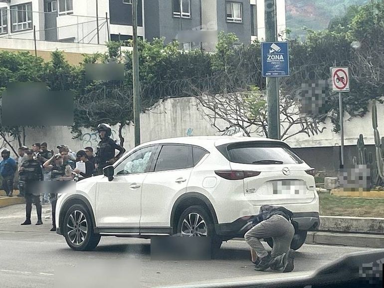 El vehículo del fiscal César Suárez es peritado tras el ataque sicario. El vehículo del fiscal César Suárez es peritado tras el ataque sicario.