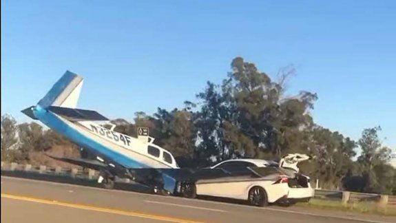 Milagro: un avión chocó a un auto y no hubo víctimas