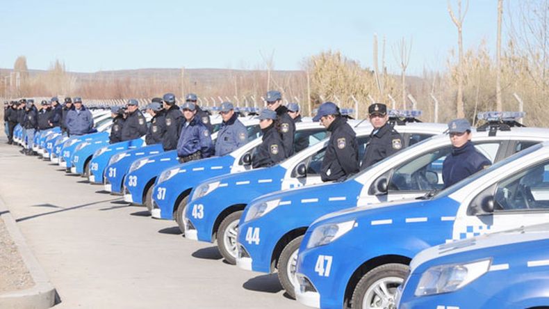 El gobernador neuquino Rolando Figueroa anticipó que durante el presente año se sumarán 353 móviles policiales. | LM Neuquen El gobernador neuquino Rolando Figueroa anticipó que durante el presente año se sumarán 353 móviles policiales.