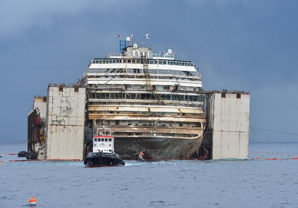 El naufragado Costa Concordia está listo para ser remolcado hacia Génova