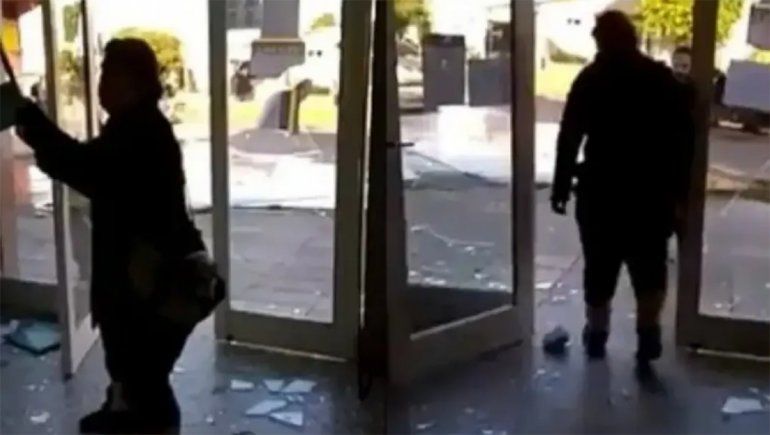 No tenía Pase Sanitario, le negaron un trámite y destrozó el lugar