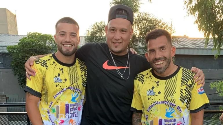 El Chelo Weigandt y Tevez, la foto que molestó al mundo Boca El Chelo Weigandt y Tevez, la foto que molestó al mundo Boca