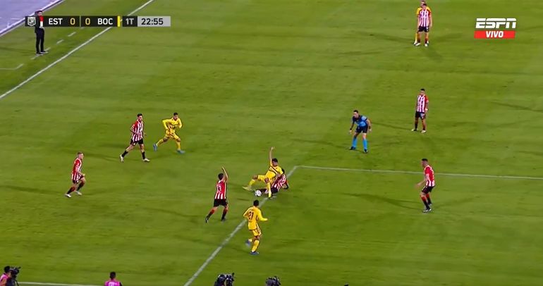 Enzo Pérez lo baja a Medina sobre la línea del área grande. El reglamento dice que es penal