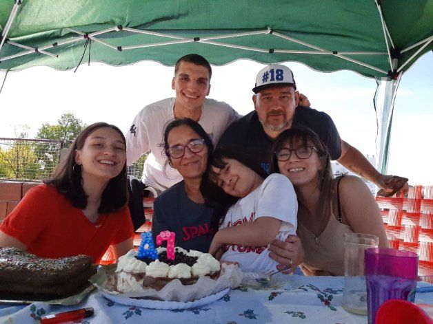 Agustín junto a una familia que respira el mejor básquet.