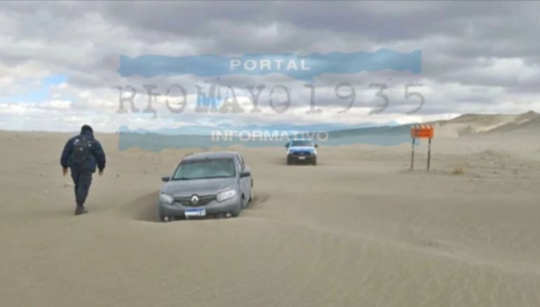 El portal Rio Mayo 1935 difundió la foto del lugar donde se encajó el auto en el que María José San Martín viajaba a hacer horas extra en una empresa. El portal Rio Mayo 1935 difundió la foto del lugar donde se encajó el auto en el que María José San Martín viajaba a hacer horas extra en una empresa.