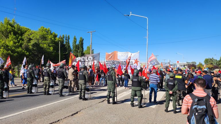 Las organizaciones sociales reclamaron con corte en los puentes carreteros