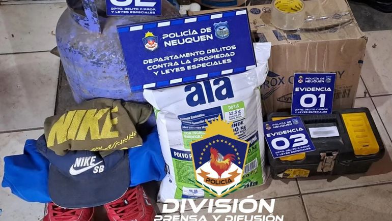 Se bajó a hacer las compras al súper y le vaciaron la camioneta