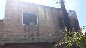 dos policias rescataron a una familia cipolena de un voraz incendio dos policias rescataron a una familia cipolena de un voraz incendio
