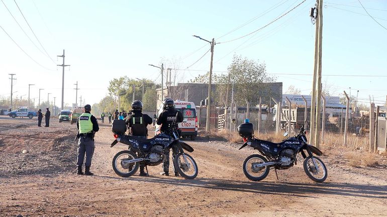 Mucho movimiento de gente con el barrio revolucionado en Ruca Antu por la presencia policial. Mucho movimiento de gente con el barrio revolucionado en Ruca Antu por la presencia policial.