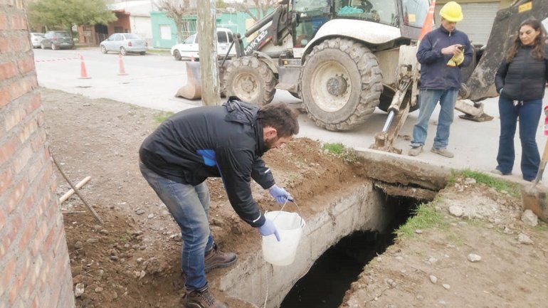 Tomaron muestras de agua en el canal Leguizamón