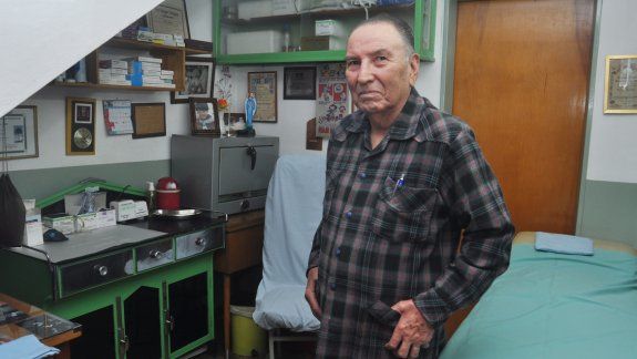 En el consultorio de su propia casa. En un rincón de su vivienda, el enfermero más conocido de Neuquén armó una pequeña sala de enfermería con miles de recuerdos que muestran su extensa trayectoria. Ahí, él aún desplega todo su conocimiento y atiende a