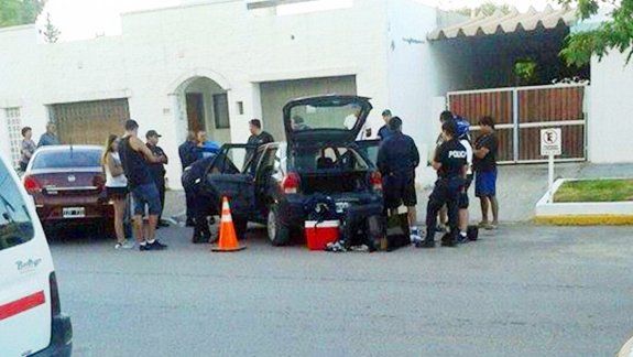 Tras detener a los sospechosos, requisaron el VW Gol y hallaron parte de los botines denunciados por las víctimas, turistas de distintos lugares.