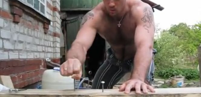 Este hombre puede clavar un clavo utilizando solamente su mano