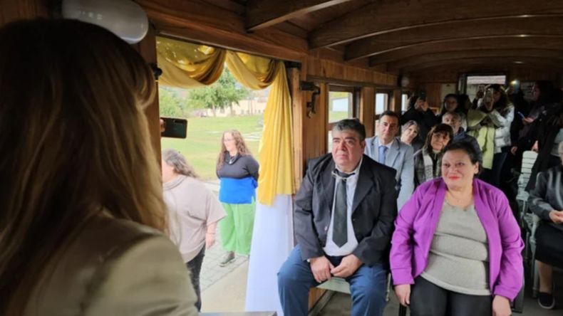 Carlos y Amalia, durante el casamiento en un vagón de La Trochita.