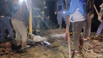 impresionante rescate nocturno de un caballo caido en un pozo de dos metros impresionante rescate nocturno de un caballo caido en un pozo de dos metros
