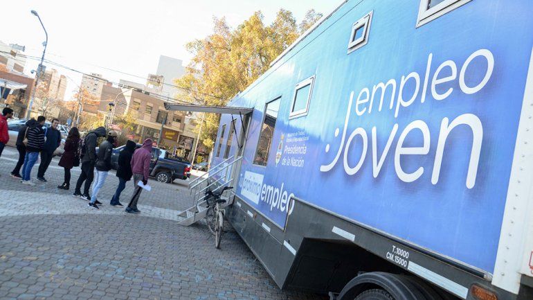 Los currículums les dan la esperanza de un empleo a los jóvenes