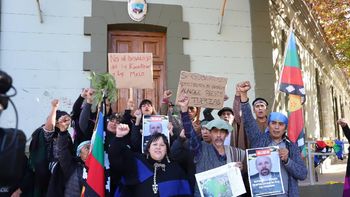 Las comunidades mapuche Lof Kinxikew y Melo, en Casa de Gobierno.
