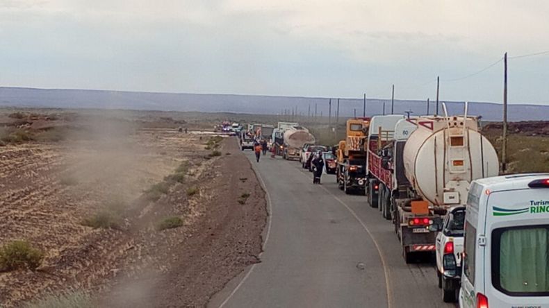 Añelo es otra de las zonas más afectadas por los fuertes vientos y el corte de la ruta 7. | LM Neuquen Añelo es otra de las zonas más afectadas por los fuertes vientos y el corte de la ruta 7.