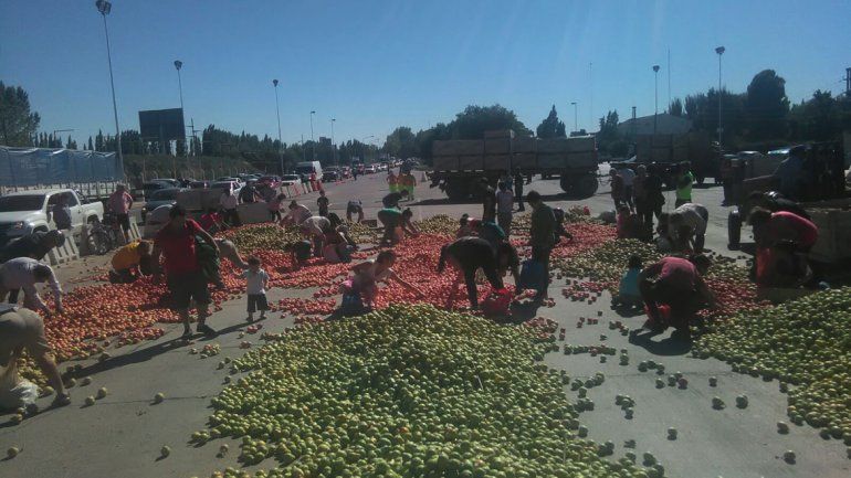 Chacareros tiraron miles de kilos de fruta en los puentes
