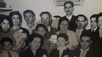 Grupo de familias inmigrantes reunidas para celebrar la comunión de Pedro en Buenos Aires. | LM Neuquen Grupo de familias inmigrantes reunidas para celebrar la comunión de Pedro en Buenos Aires.