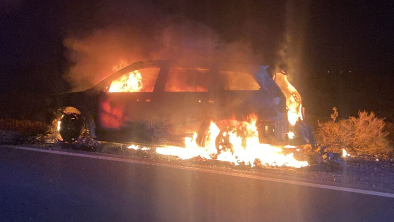 Se le incendió por completo la camioneta en Ruta 51 camino a Loma La Lata