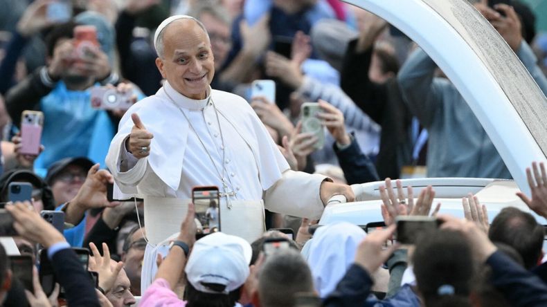 León XIV suspendió su visita a Asís por consejo médico, pese a la evolución favorable tras la cirugía de pulmón (Foto: AFP / Tiziana Fabi)