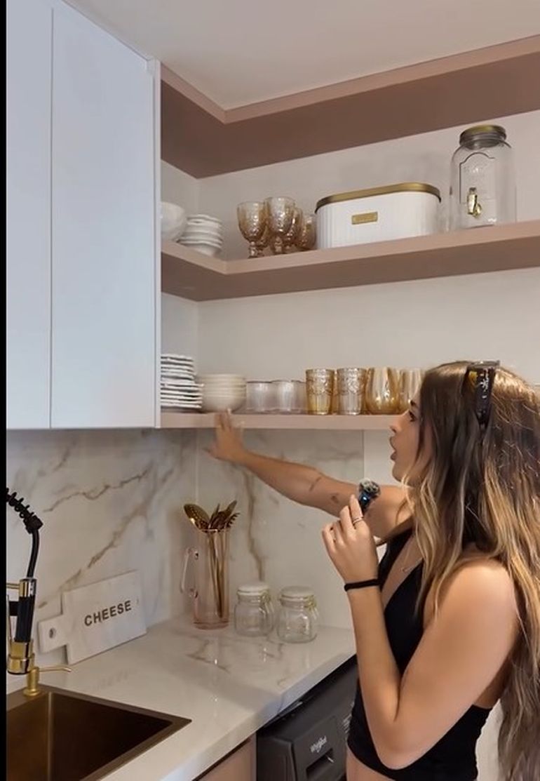 En la decoración de la cocina predominan los tonos Himalaya y blancos, con detalles dorados. En la decoración de la cocina predominan los tonos Himalaya y blancos, con detalles dorados.