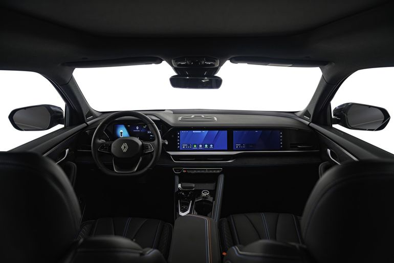 Las tres pantallas de 12,3 pulgadas que integran instrumental, centro multimedia y display son protagonistas del interior del nuevo SUV de Renault. Foto: Renault Las tres pantallas de 12,3 pulgadas que integran instrumental, centro multimedia y display son protagonistas del interior del nuevo SUV de Renault. Foto: Renault