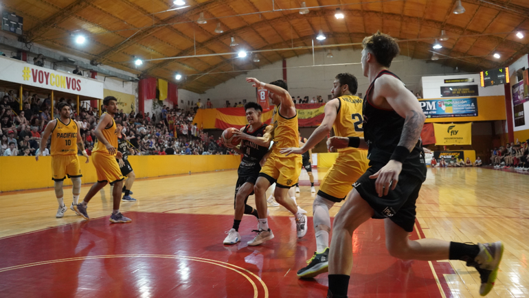 Centro Español derrotó a Pacífico en la final del Pre Federal a cancha llena. Fotos: Omar Novoa Centro Español derrotó a Pacífico en la final del Pre Federal a cancha llena. Fotos: Omar Novoa