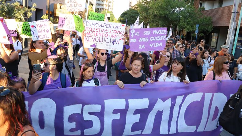 Lunes con paro y marcha por el 8M en Neuquén: quiénes adhieren y las actividades | LM Neuquen Lunes con paro y marcha por el 8M en Neuquén: quiénes adhieren y las actividades