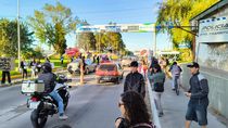 protesta en el puente carretero cipolletti-neuquen, con presencia de gendarmeria protesta en el puente carretero cipolletti-neuquen, con presencia de gendarmeria