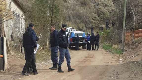 La policía trabajando en el barrio Nueva España. Foto: Centenario Digital.