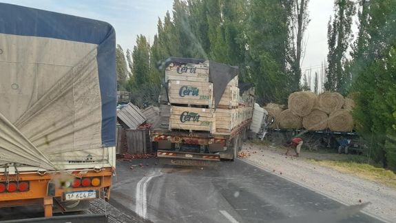 Brutal choque entre dos camiones y un auto: dos mujeres heridas